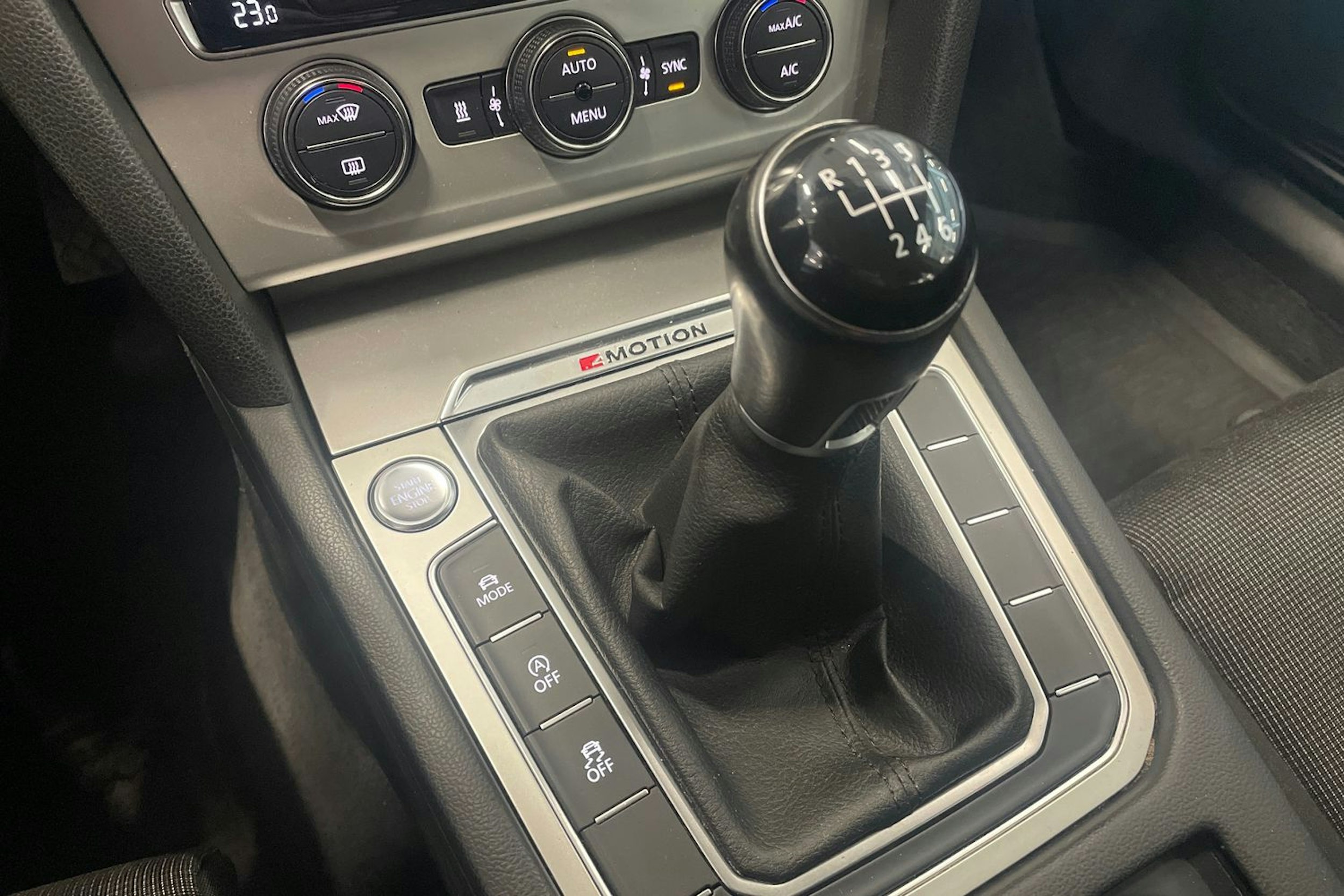 valkoinen Volkswagen Passat 2016 kuva 30.