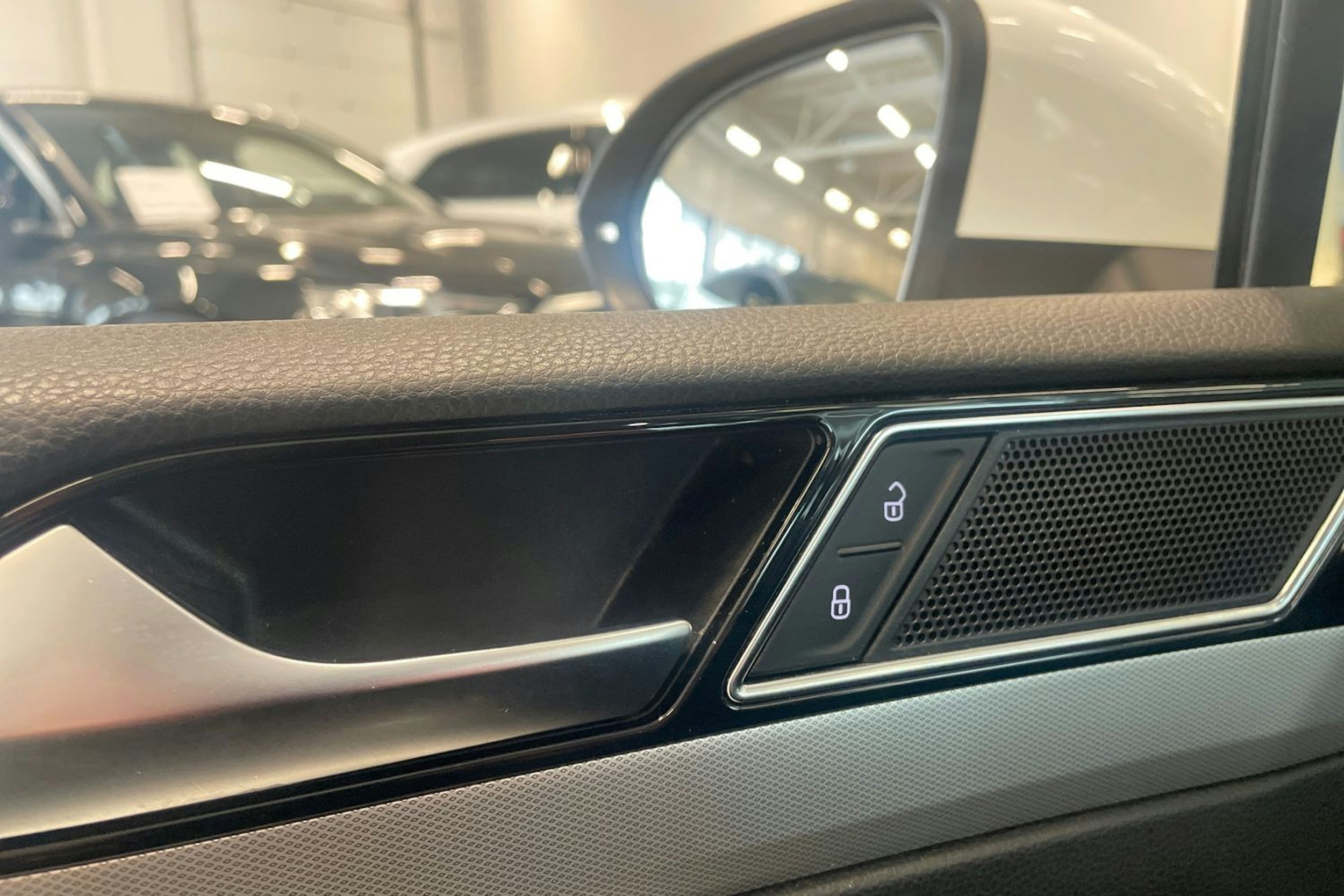 valkoinen Volkswagen Passat 2016 kuva 35.