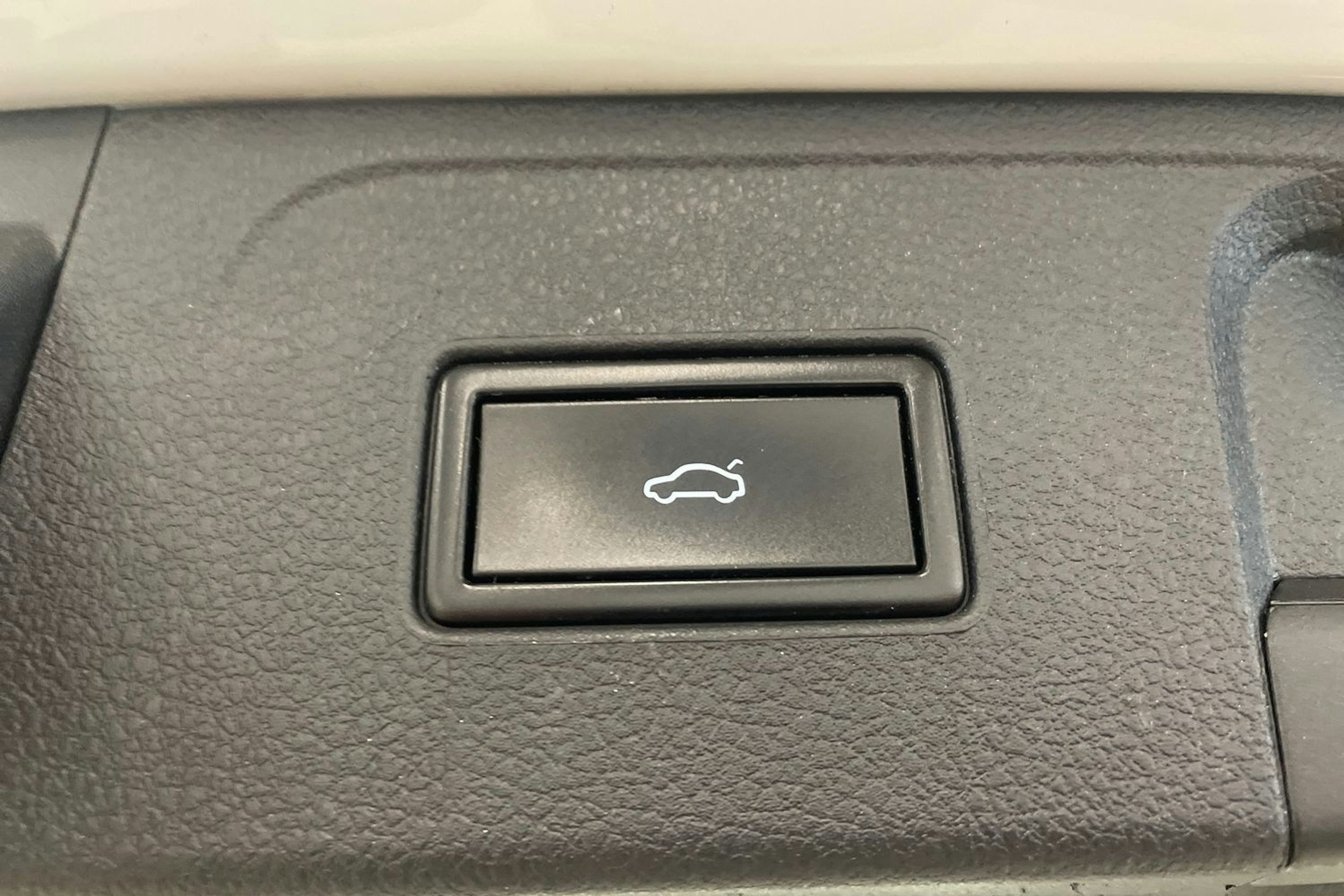 valkoinen Volkswagen Passat 2016 kuva 39.