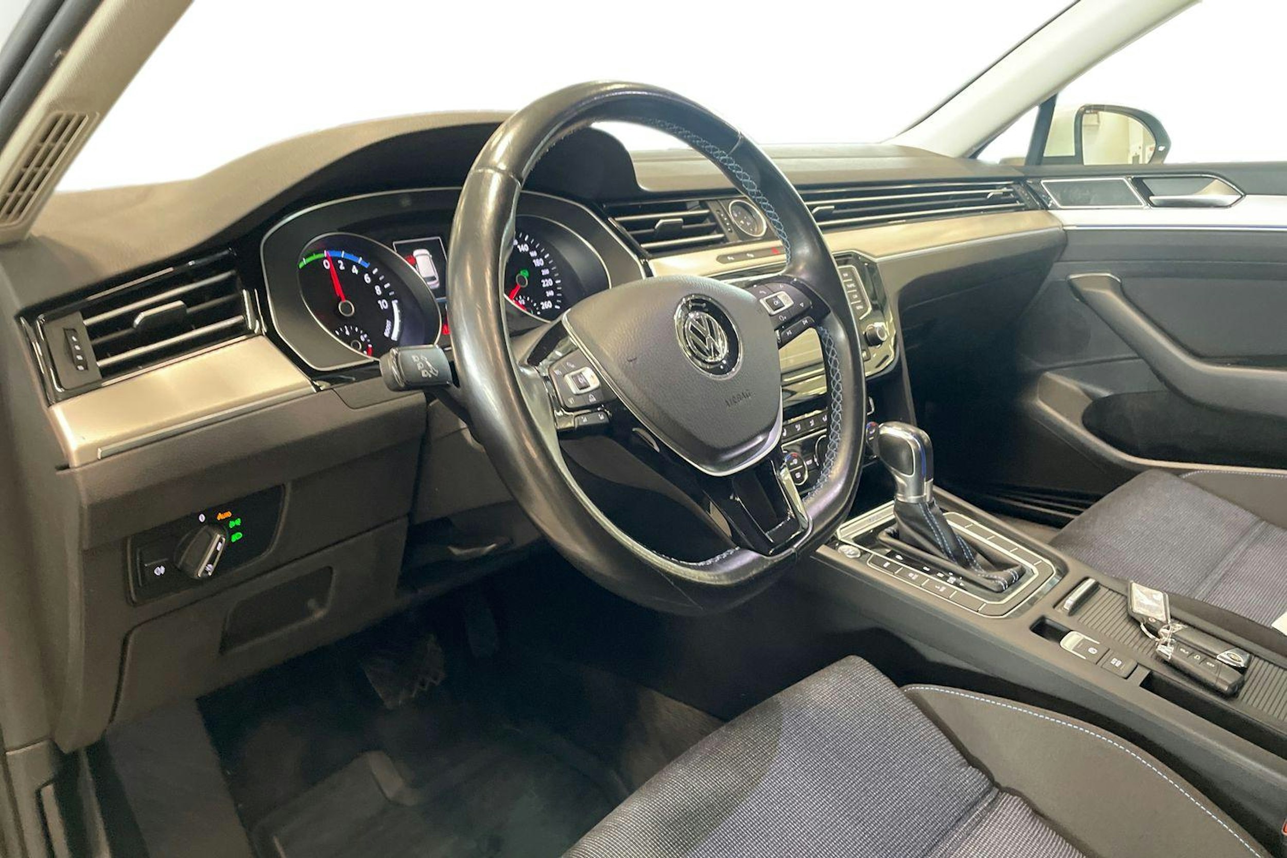 valkoinen Volkswagen Passat 2016 kuva 7.