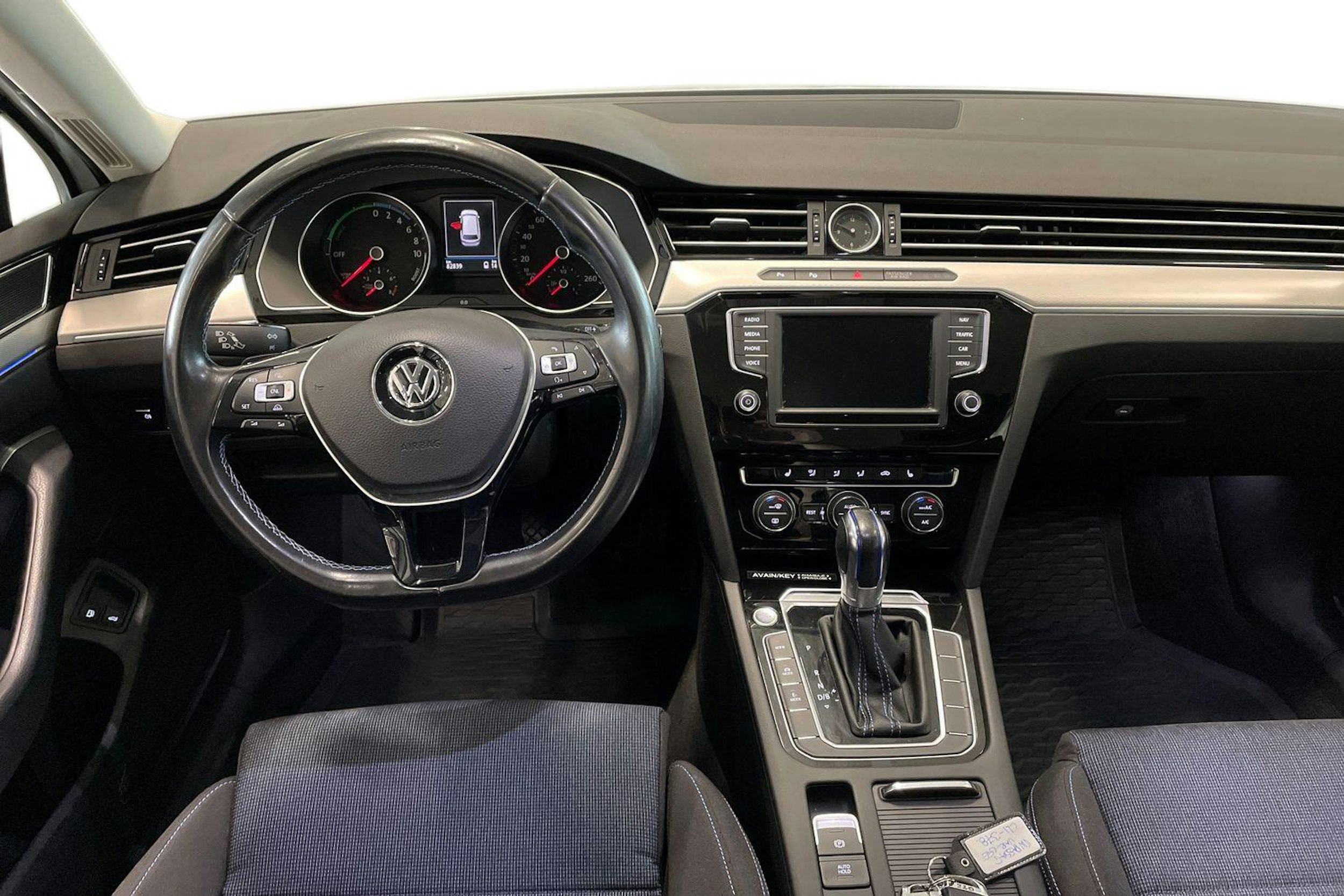 valkoinen Volkswagen Passat 2016 kuva 9.
