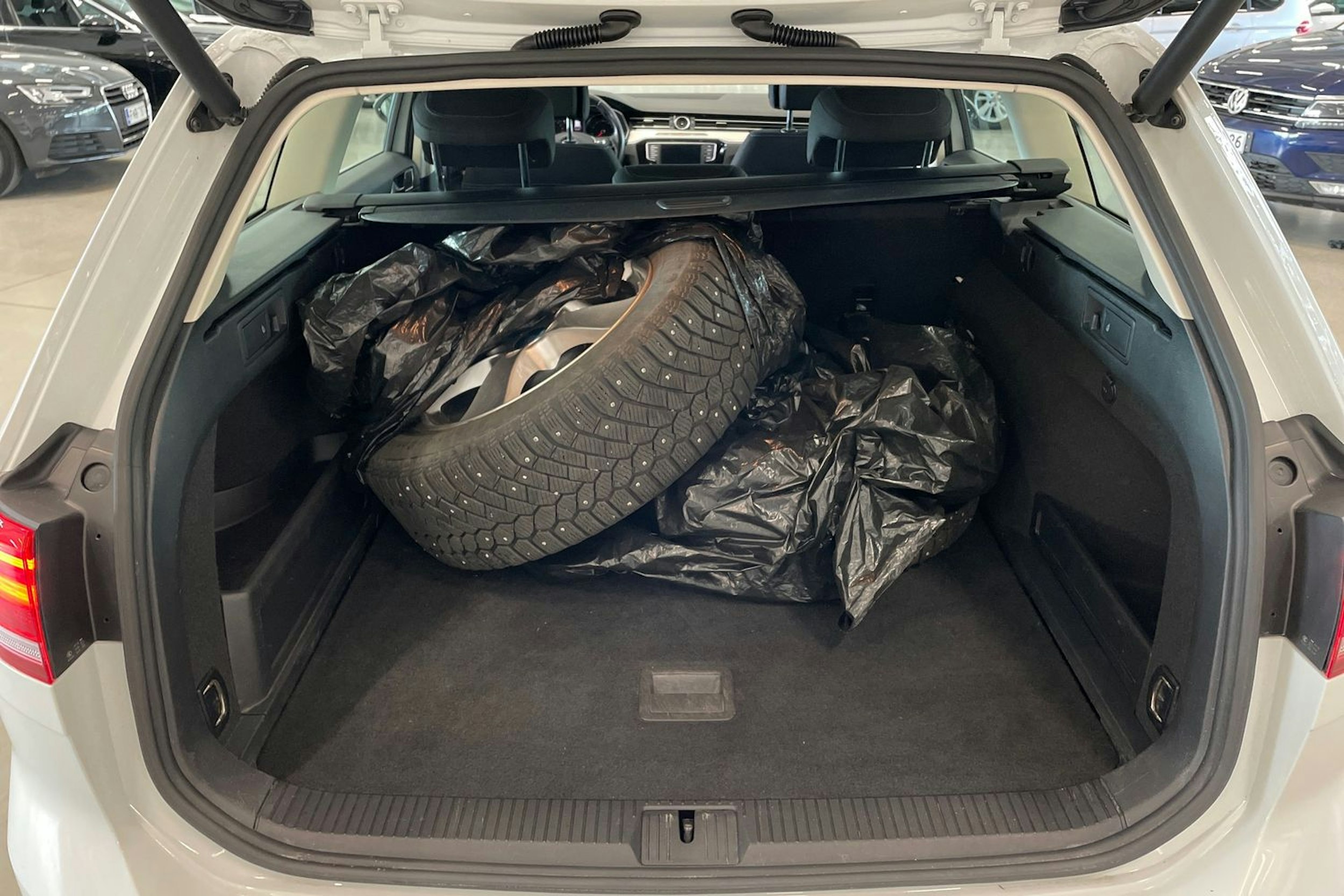 valkoinen Volkswagen Passat 2016 kuva 14.