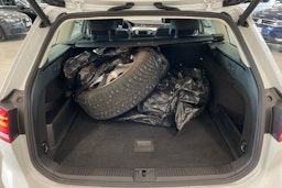 valkoinen Volkswagen Passat 2016 kuva 14.