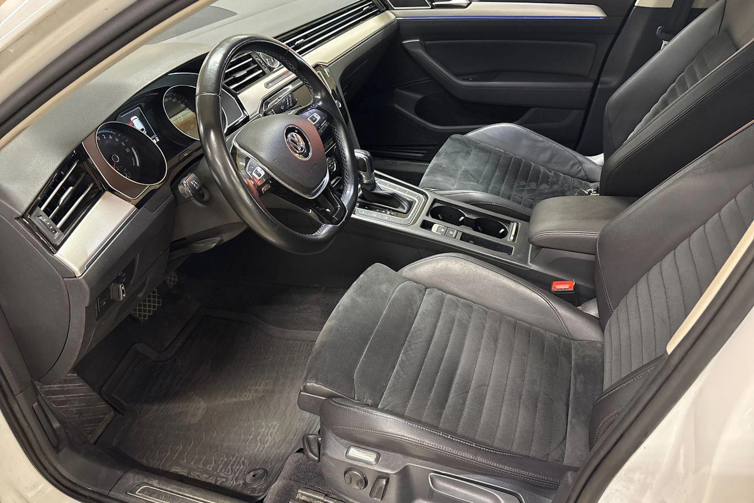 valkoinen Volkswagen Passat 2016 kuva 6.