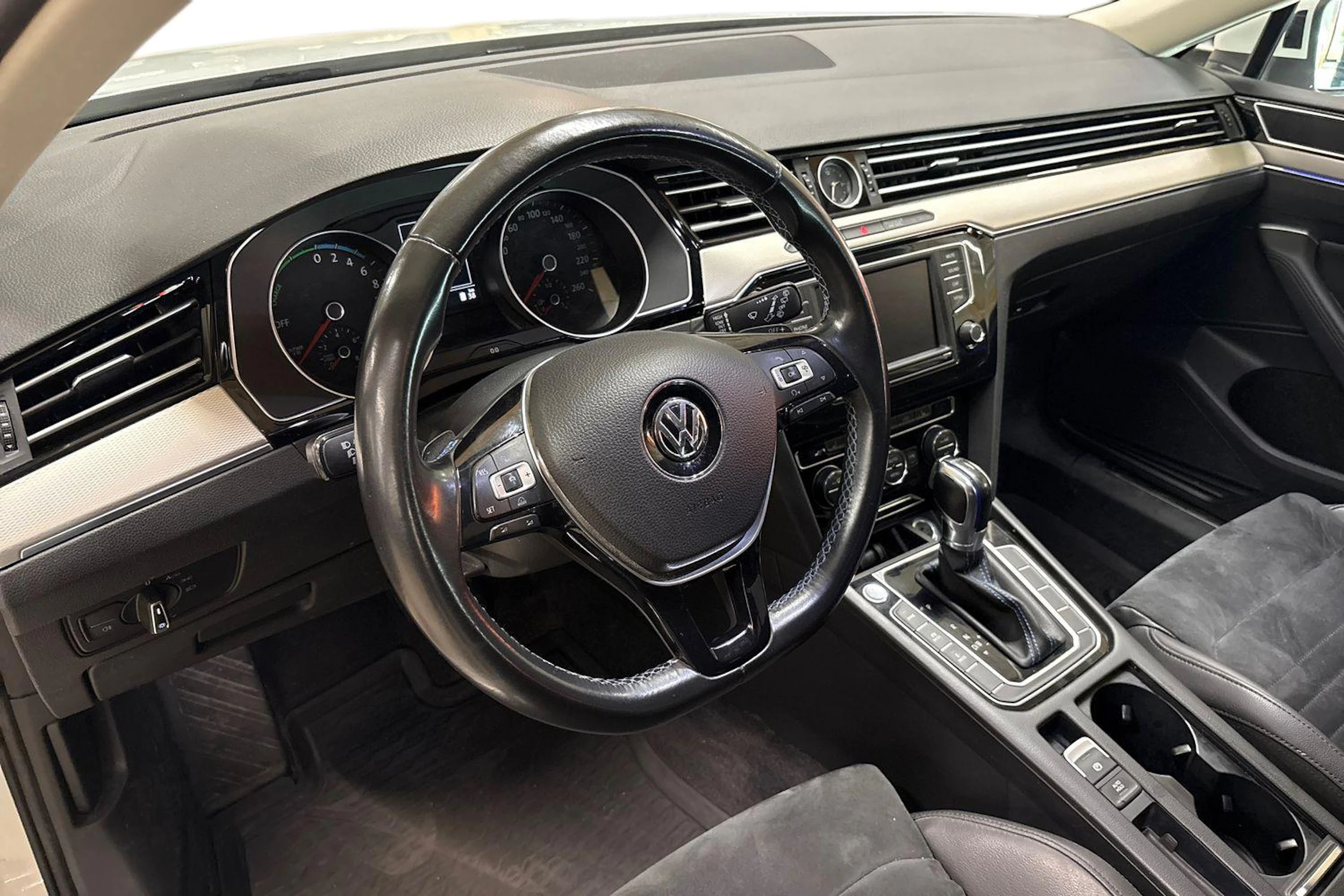 valkoinen Volkswagen Passat 2016 kuva 7.