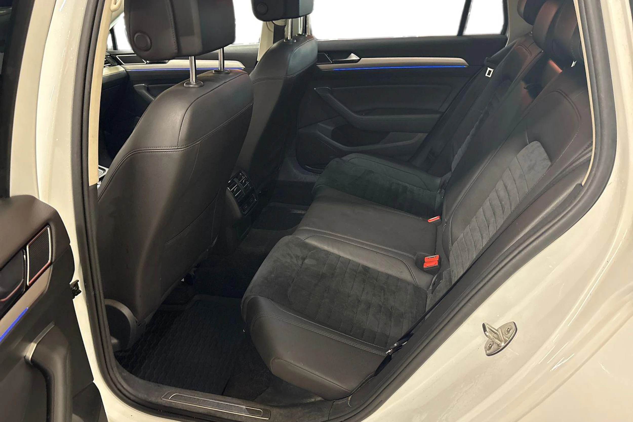 valkoinen Volkswagen Passat 2016 kuva 8.