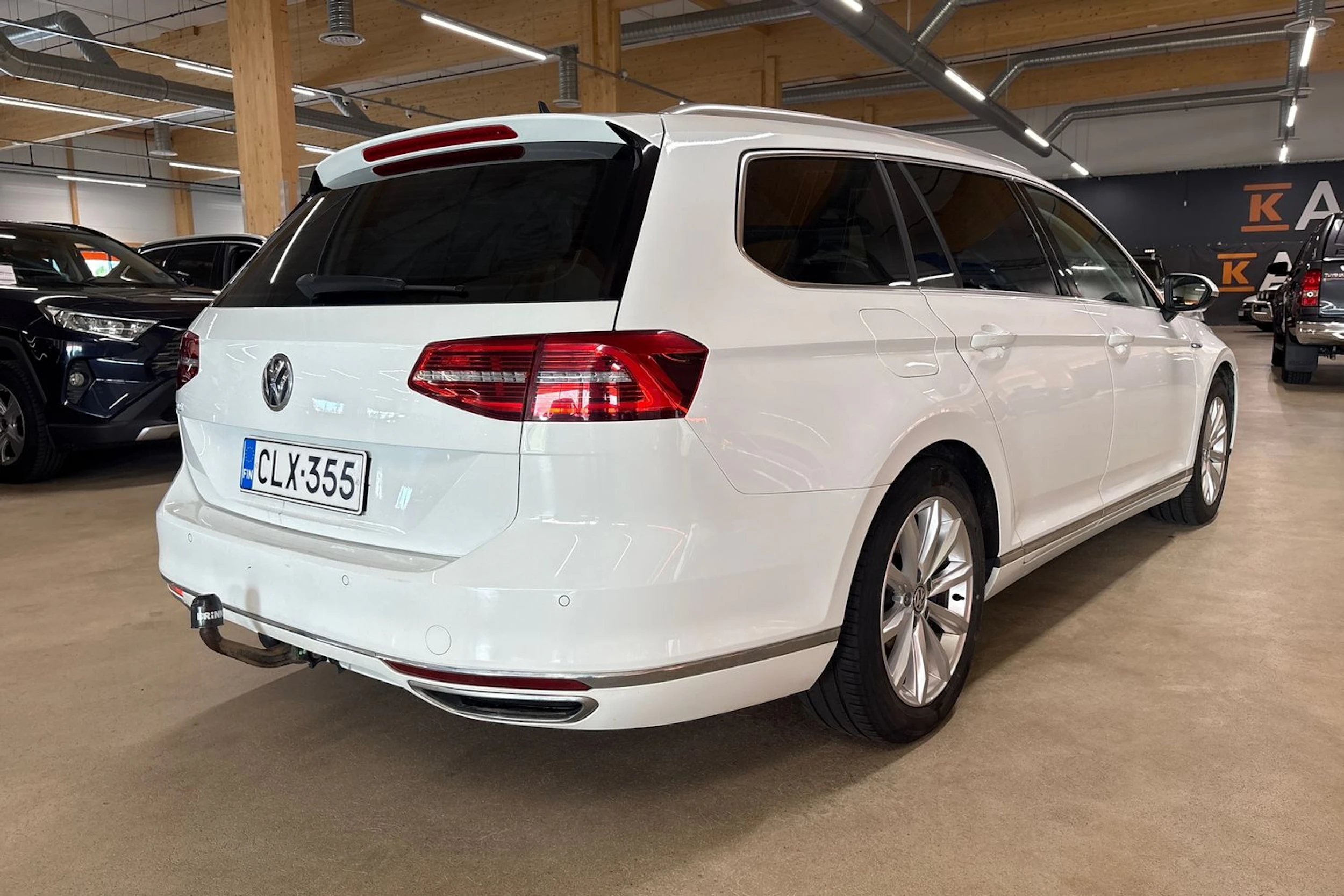 valkoinen Volkswagen Passat 2016 kuva 11.