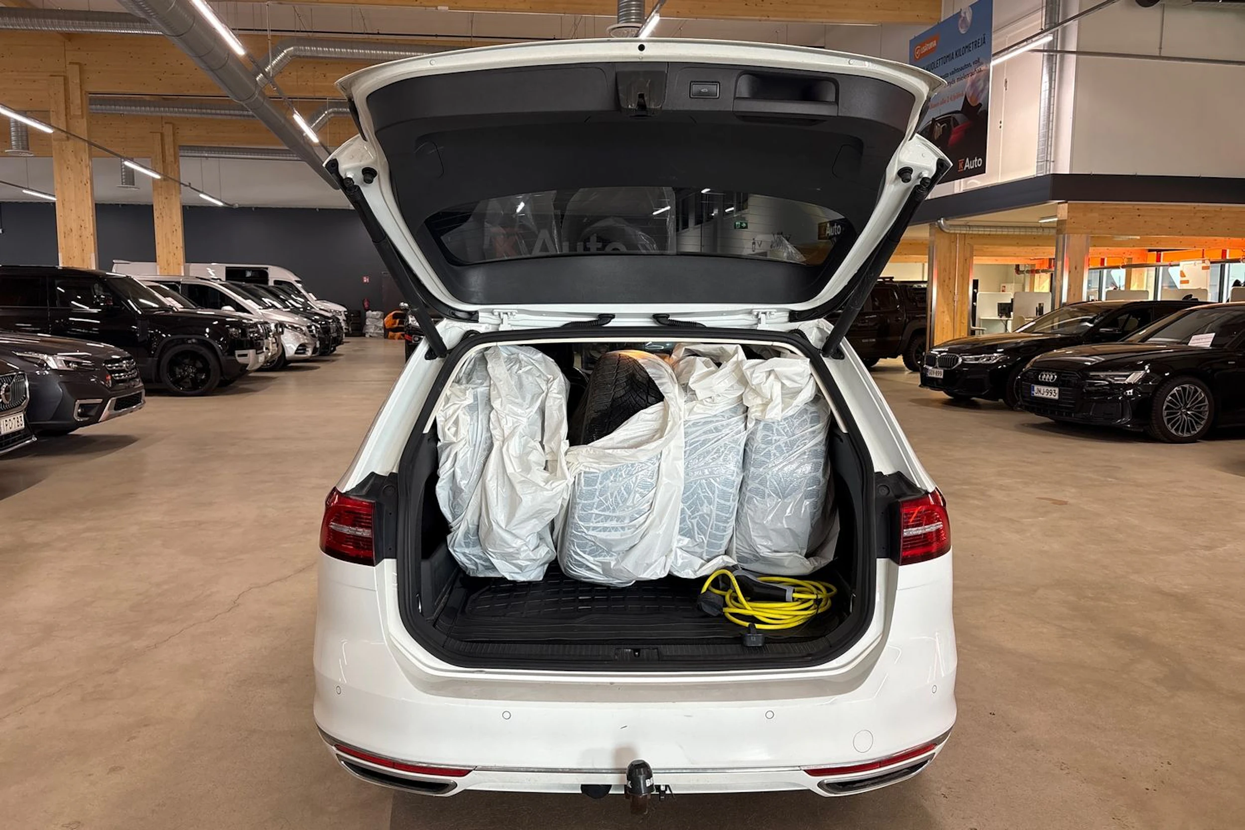 valkoinen Volkswagen Passat 2016 kuva 14.