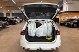 valkoinen Volkswagen Passat 2016 kuva 14.