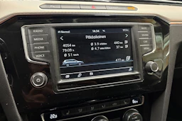 valkoinen Volkswagen Passat 2016 kuva 15.
