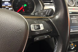 valkoinen Volkswagen Passat 2016 kuva 18.