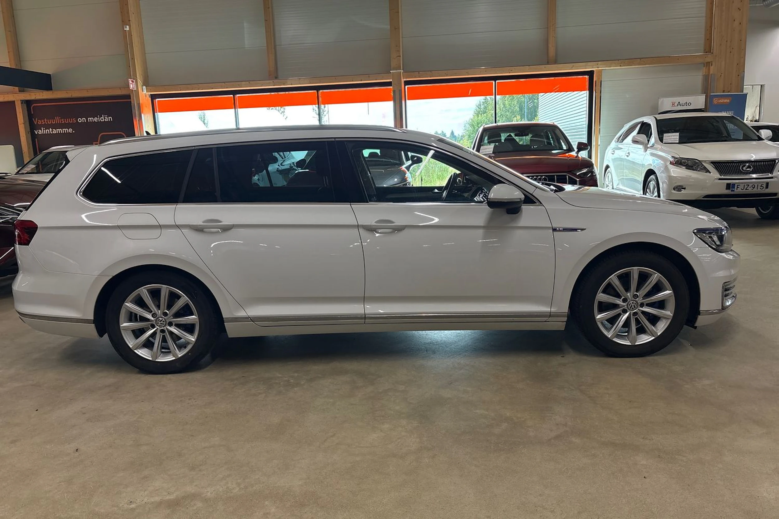 valkoinen Volkswagen Passat 2016 kuva 44.