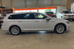 valkoinen Volkswagen Passat 2016 kuva 44.
