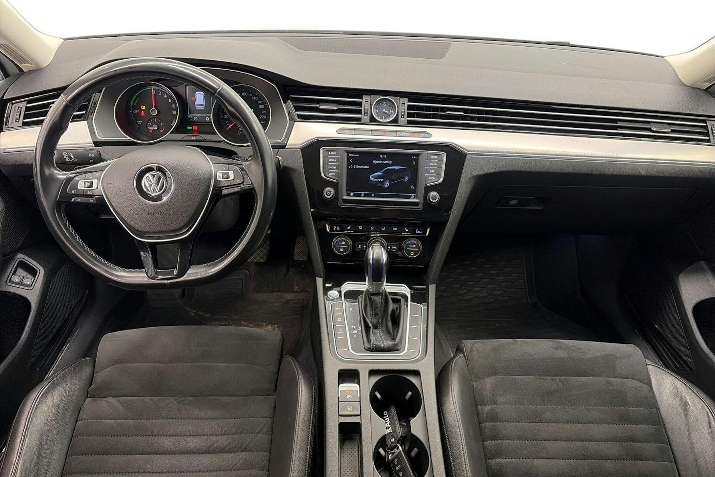 valkoinen Volkswagen Passat 2016 kuva 9.