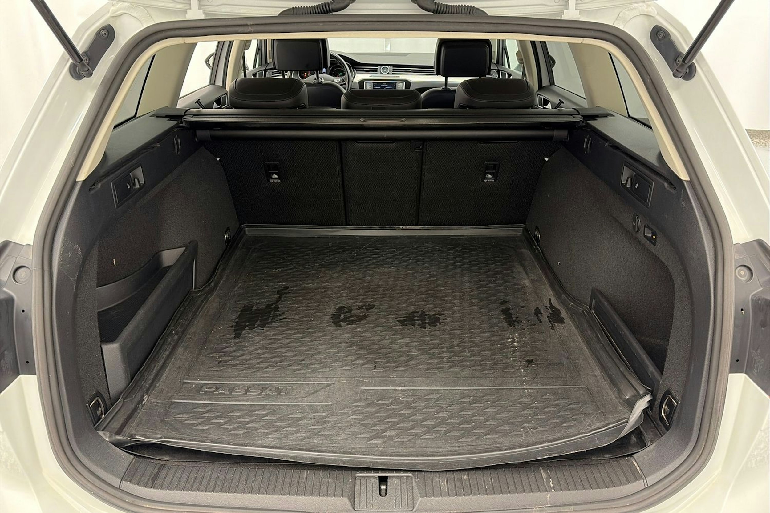 valkoinen Volkswagen Passat 2016 kuva 13.