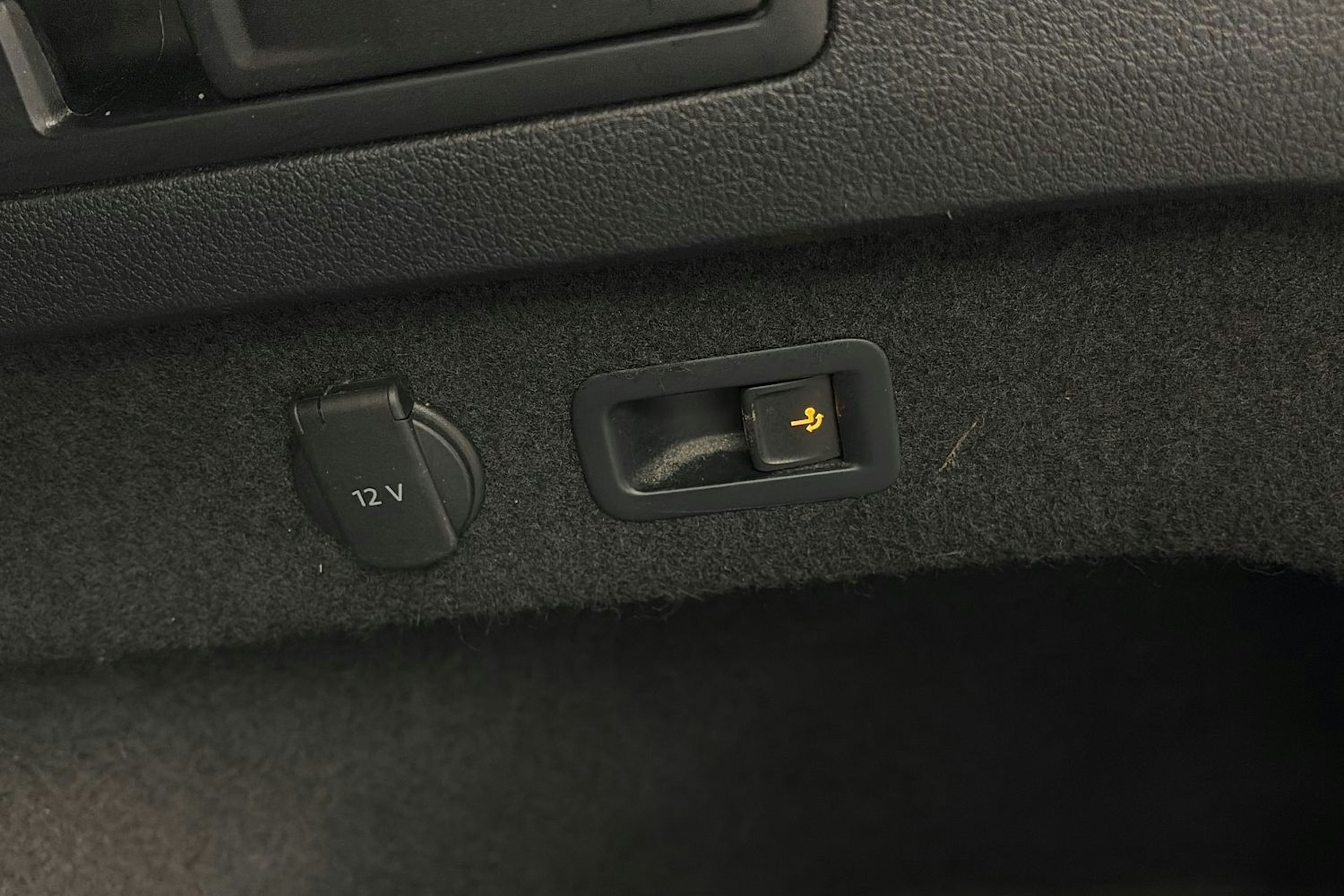 valkoinen Volkswagen Passat 2016 kuva 14.