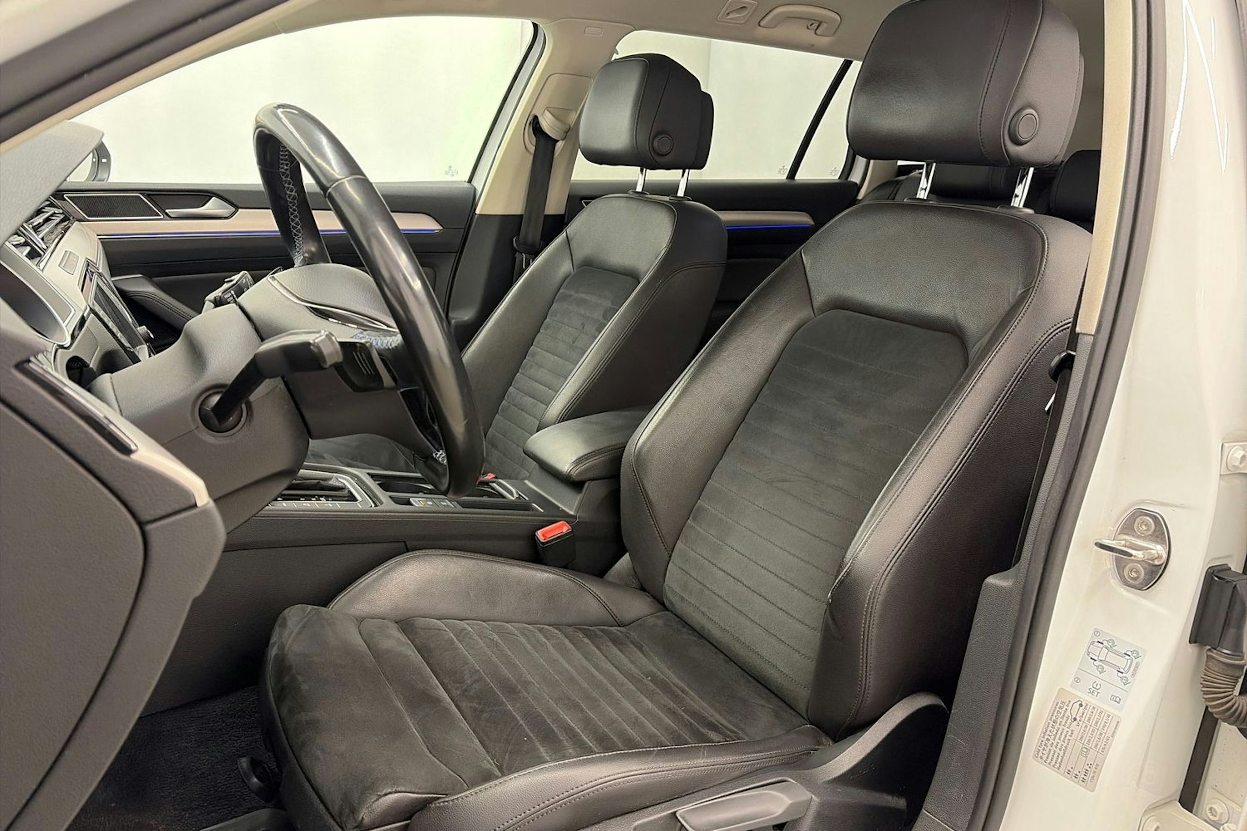 valkoinen Volkswagen Passat 2016 kuva 15.