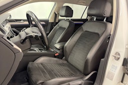 valkoinen Volkswagen Passat 2016 kuva 15.