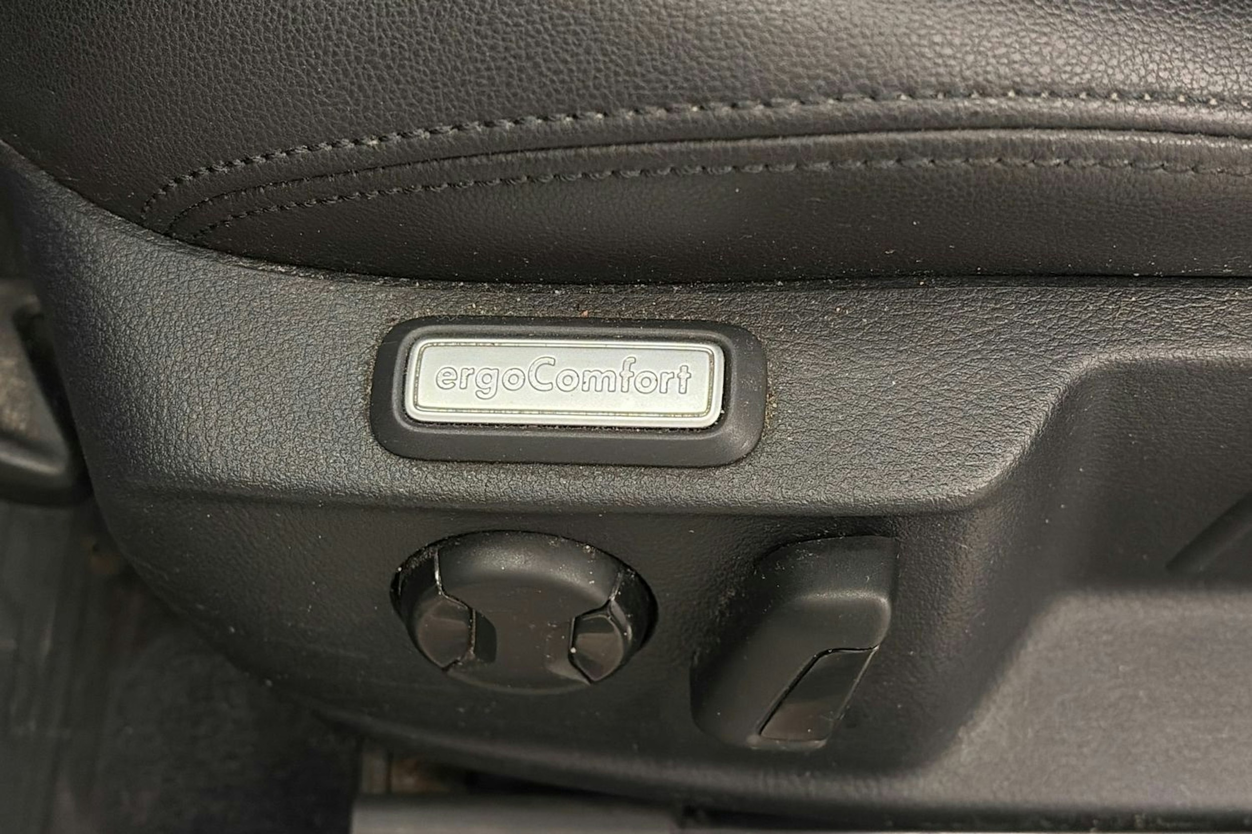 valkoinen Volkswagen Passat 2016 kuva 16.