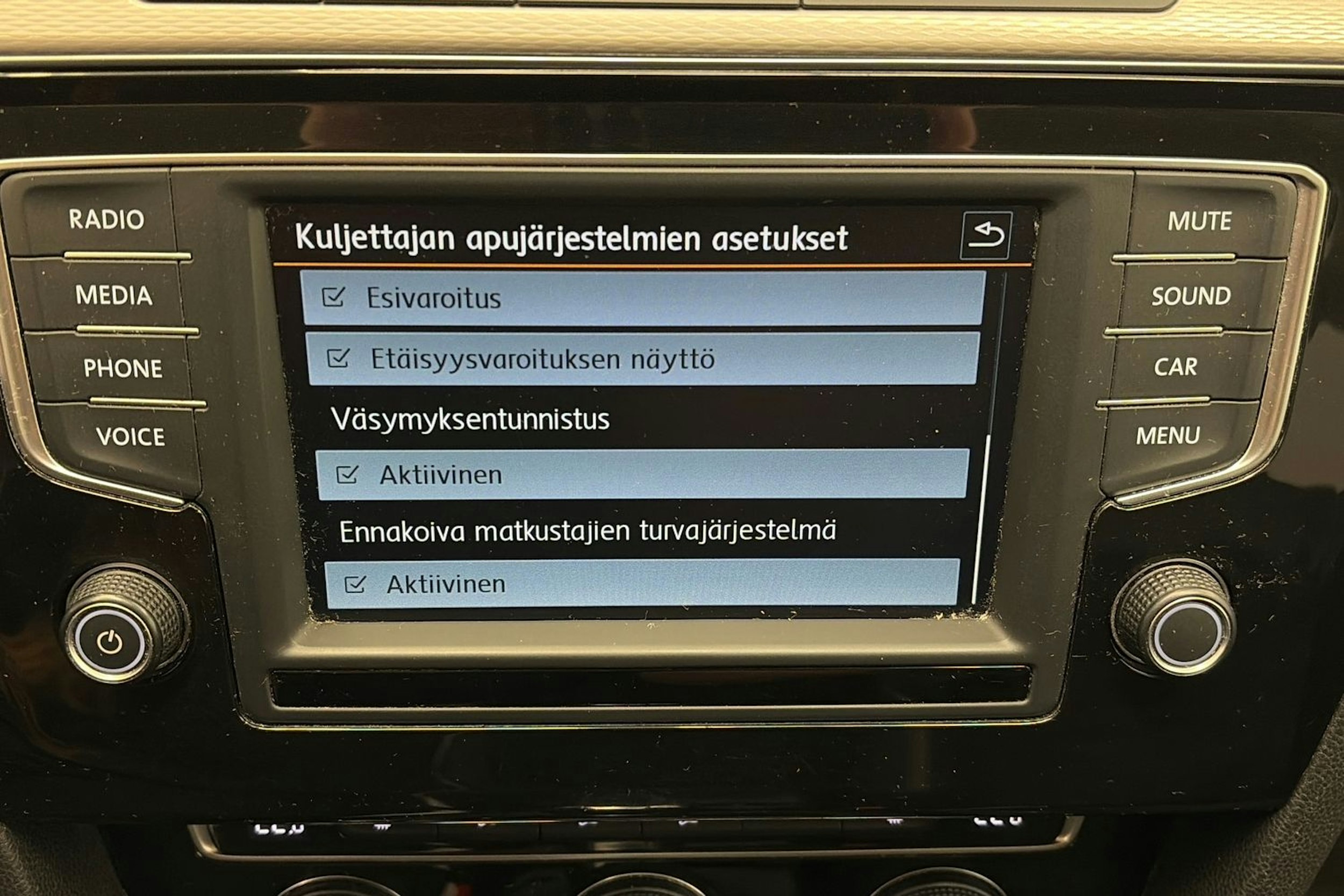 valkoinen Volkswagen Passat 2016 kuva 23.