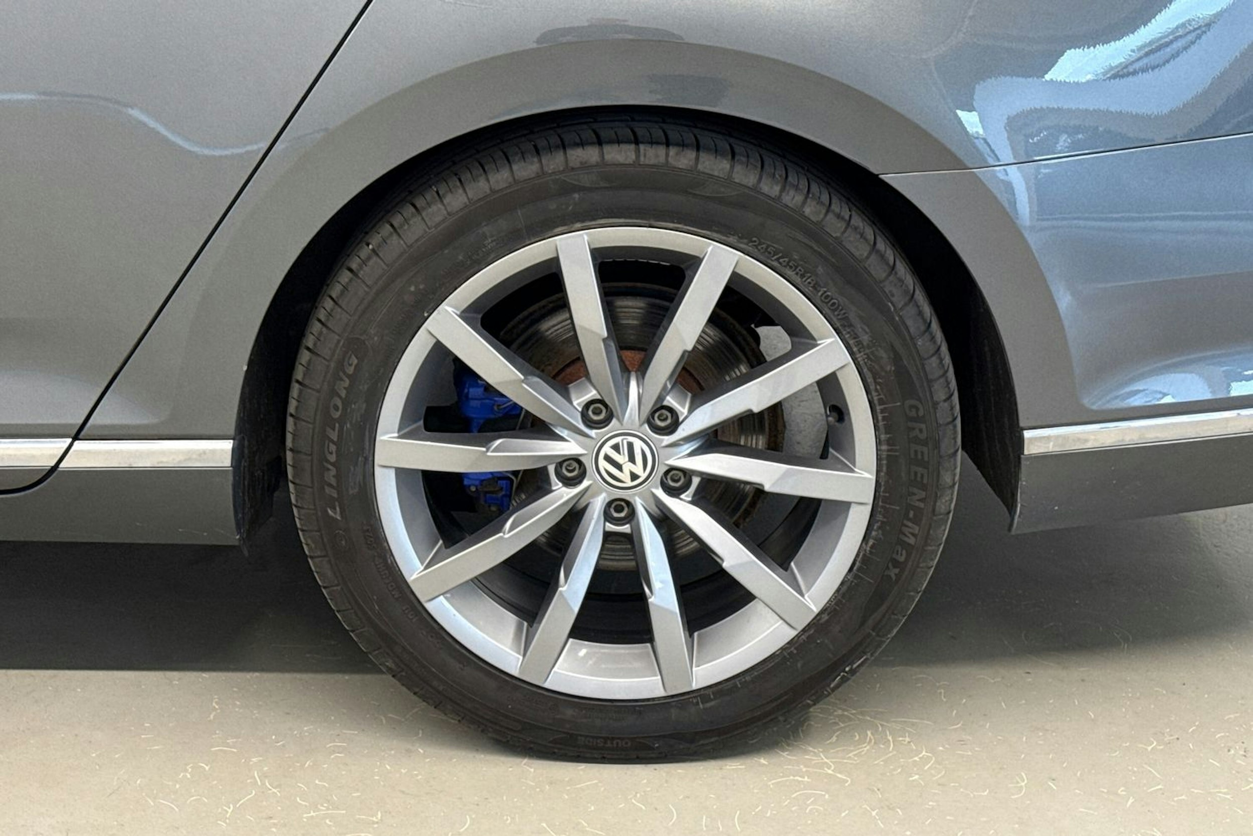 harmaa Volkswagen Passat 2016 kuva 13.