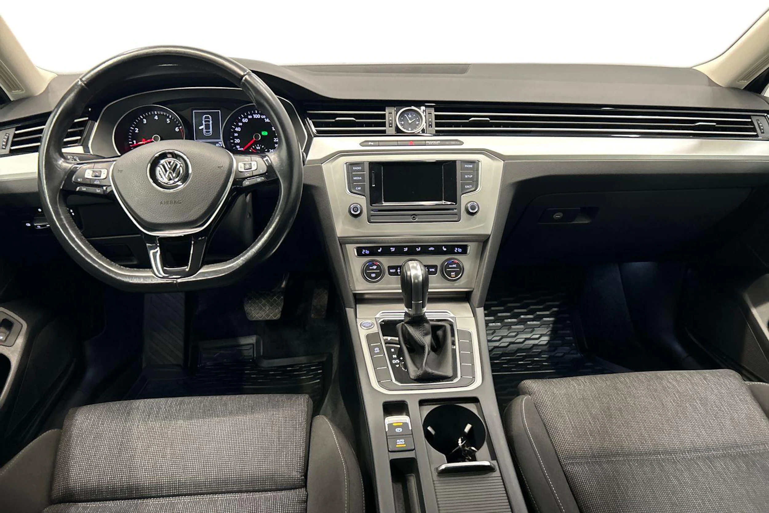 harmaa Volkswagen Passat 2016 kuva 7.