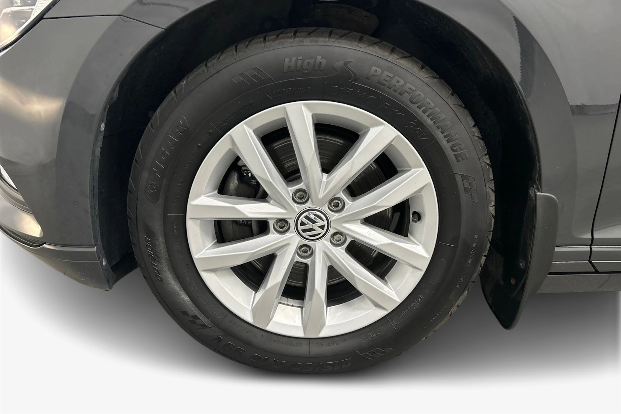 harmaa Volkswagen Passat 2016 kuva 9.