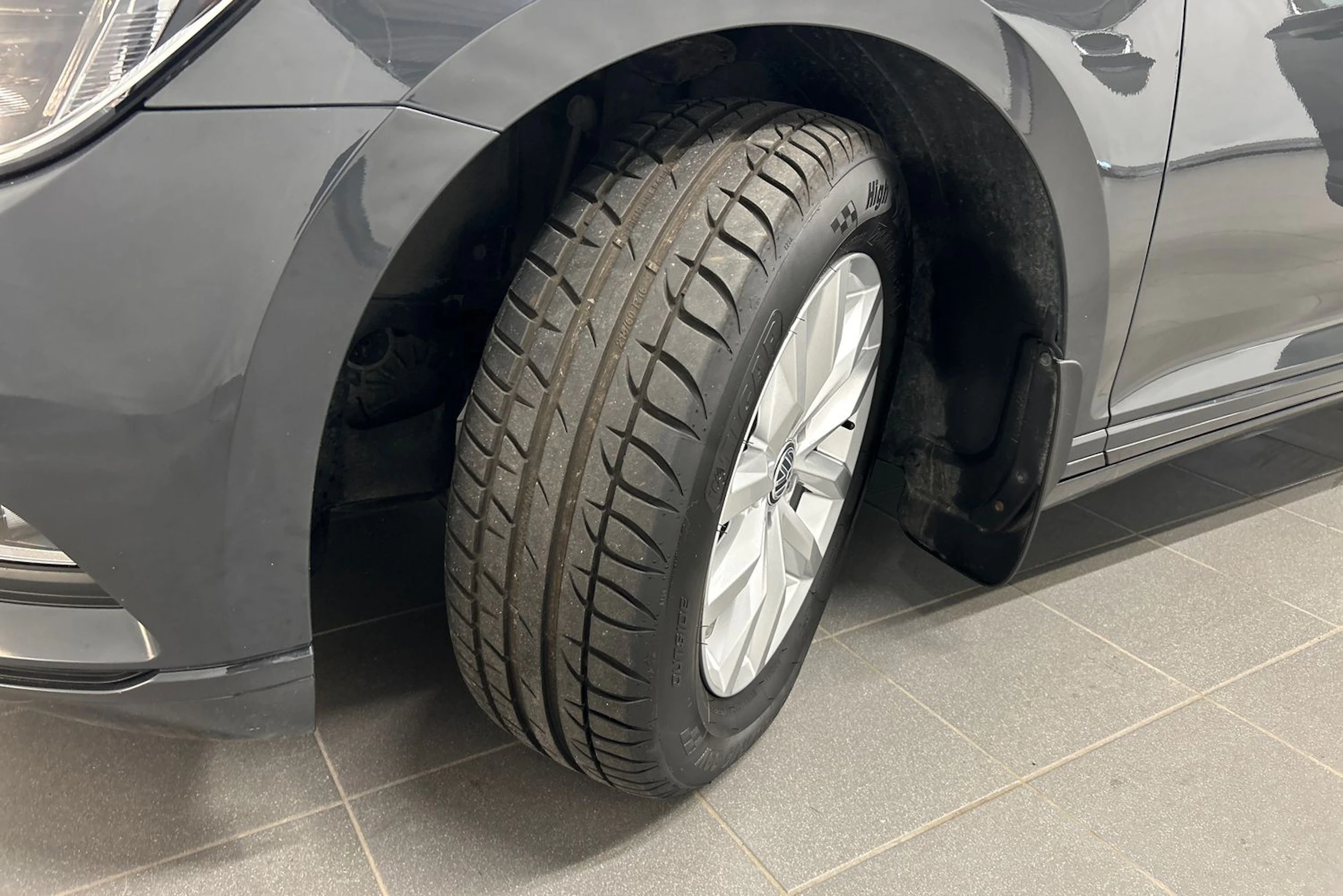 harmaa Volkswagen Passat 2016 kuva 10.
