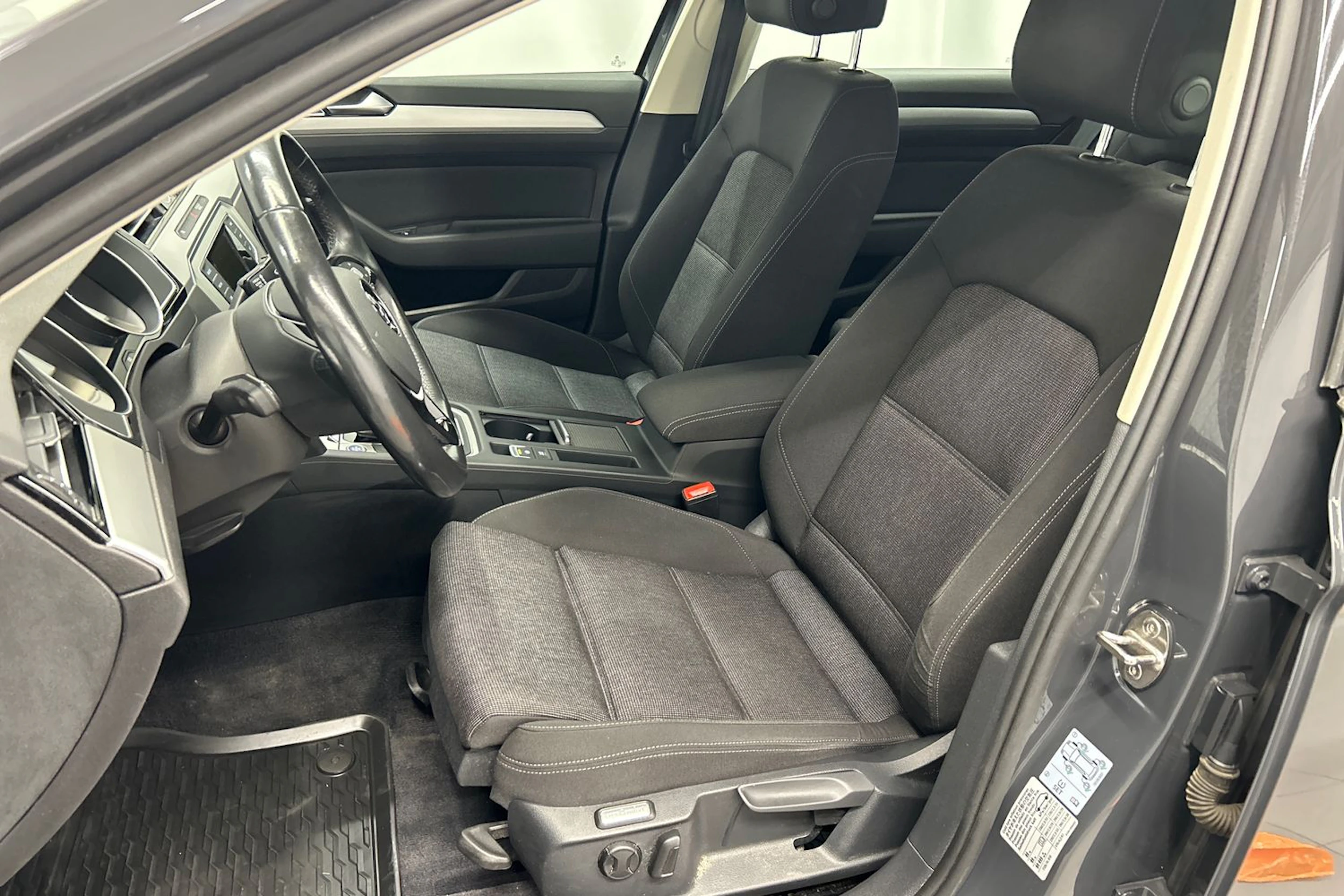 harmaa Volkswagen Passat 2016 kuva 14.