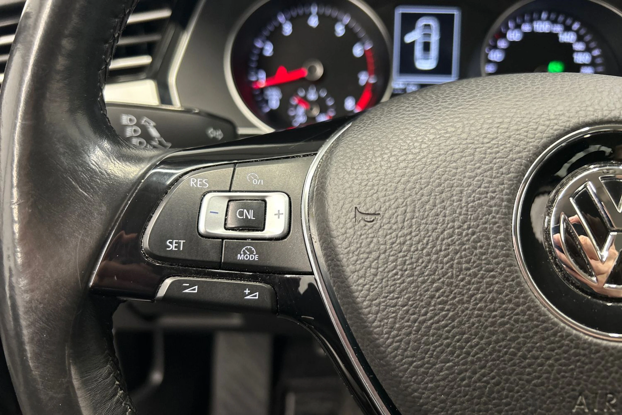 harmaa Volkswagen Passat 2016 kuva 18.