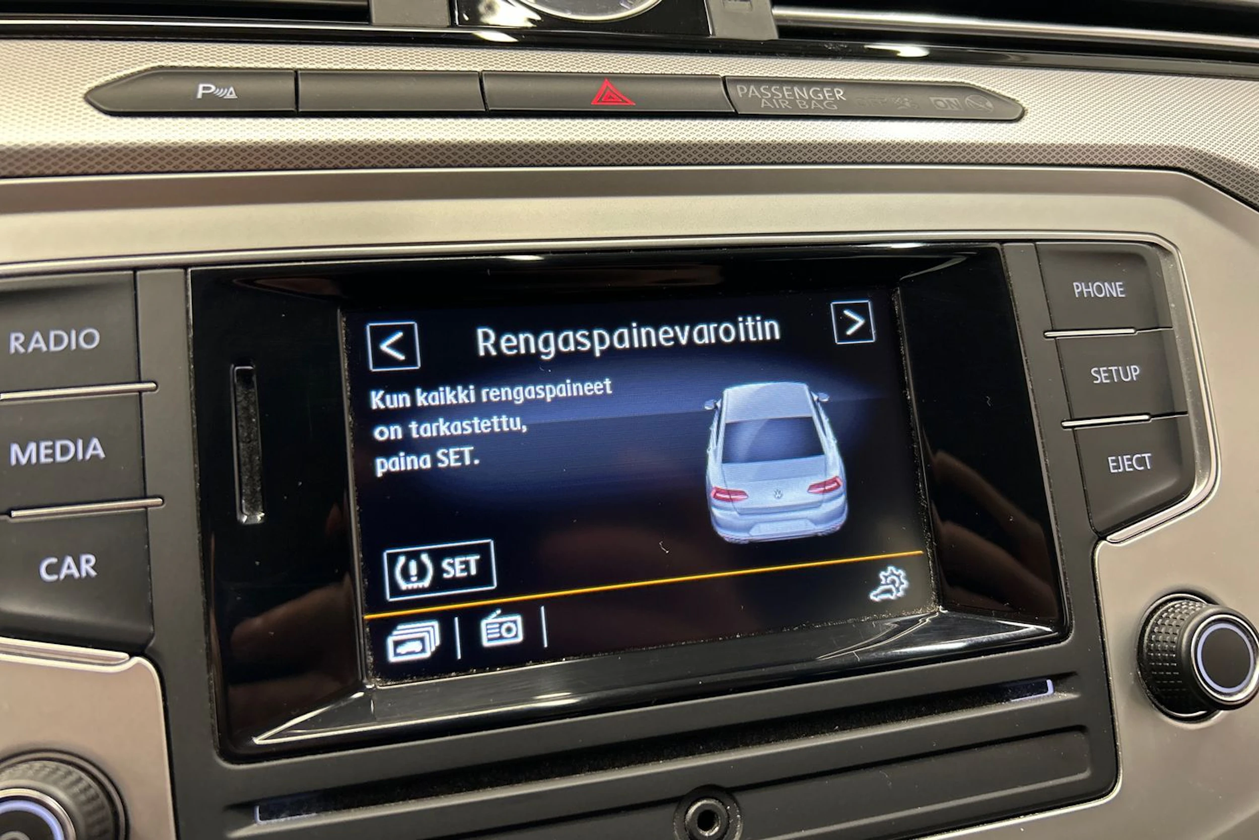harmaa Volkswagen Passat 2016 kuva 20.