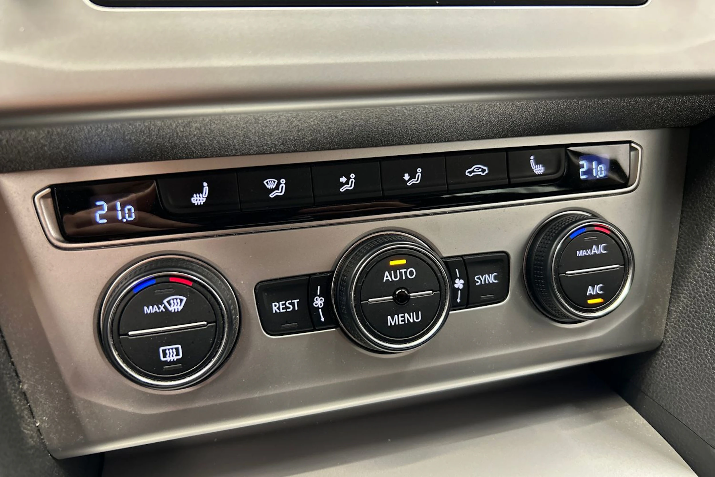 harmaa Volkswagen Passat 2016 kuva 24.
