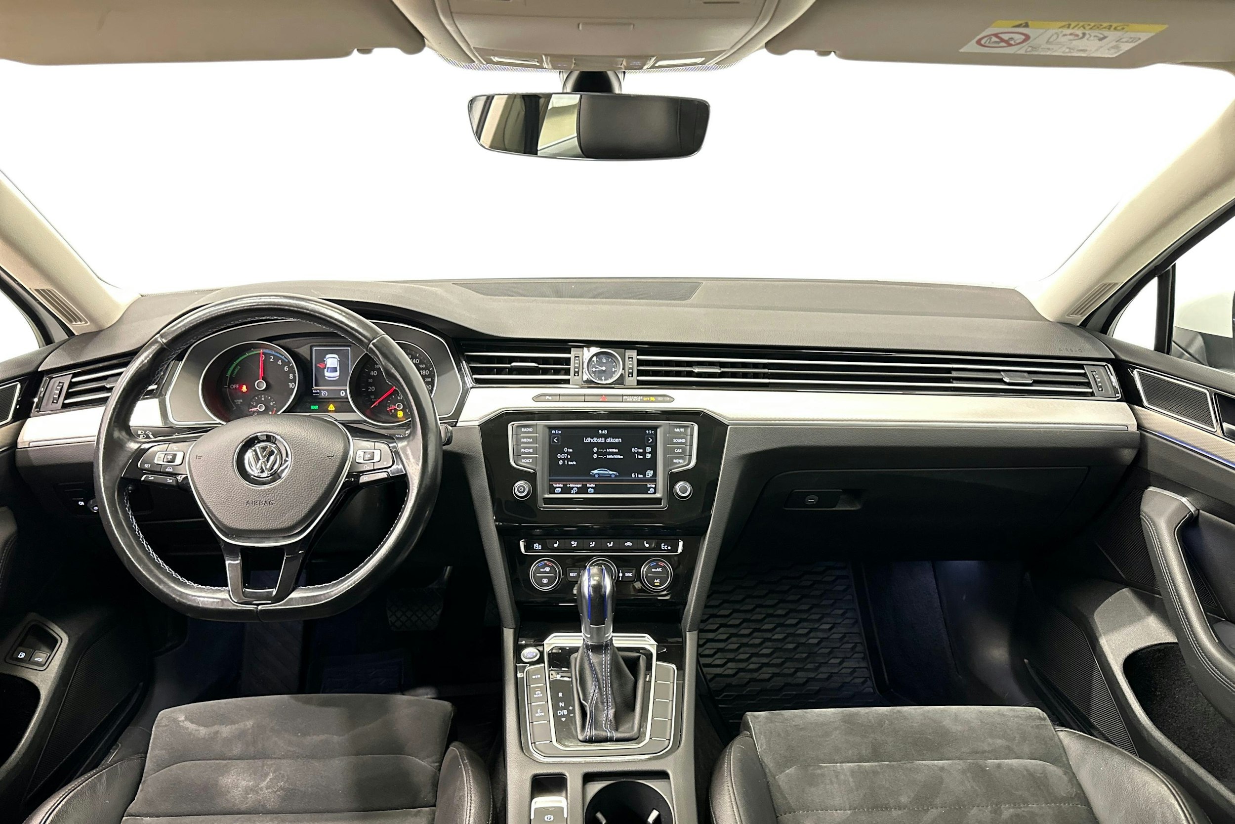 valkoinen Volkswagen Passat 2016 kuva 9.