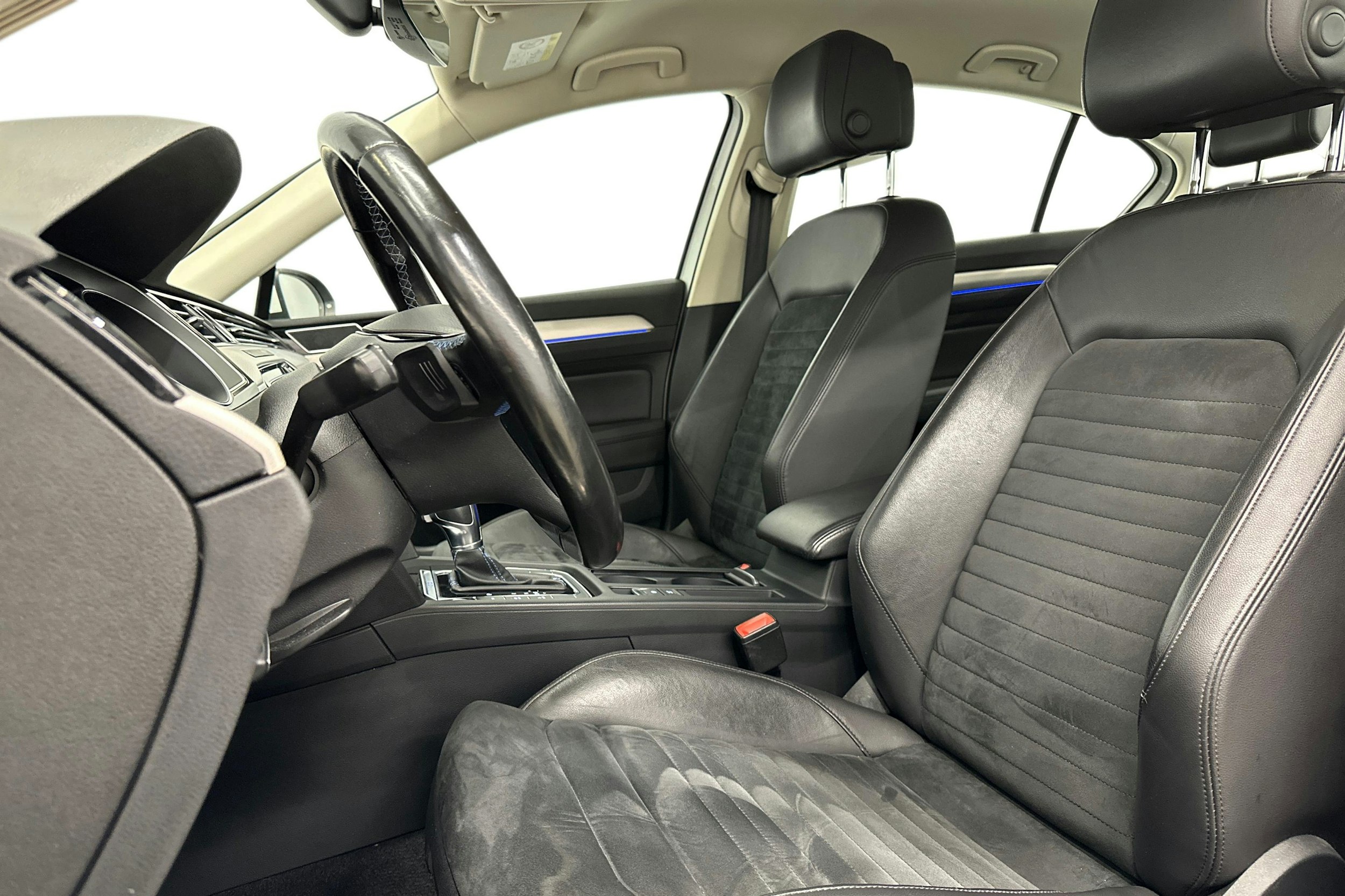 valkoinen Volkswagen Passat 2016 kuva 10.