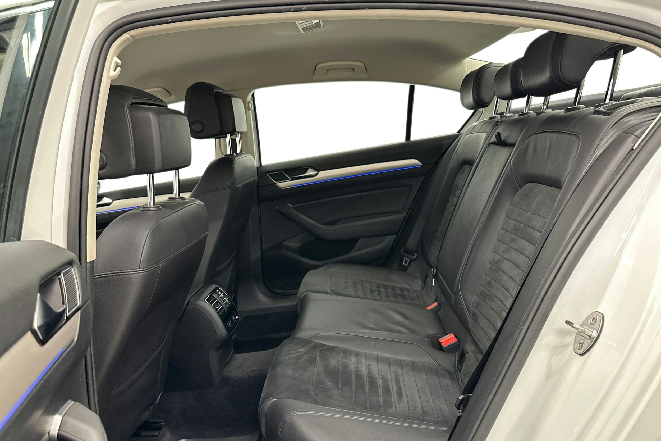 valkoinen Volkswagen Passat 2016 kuva 11.