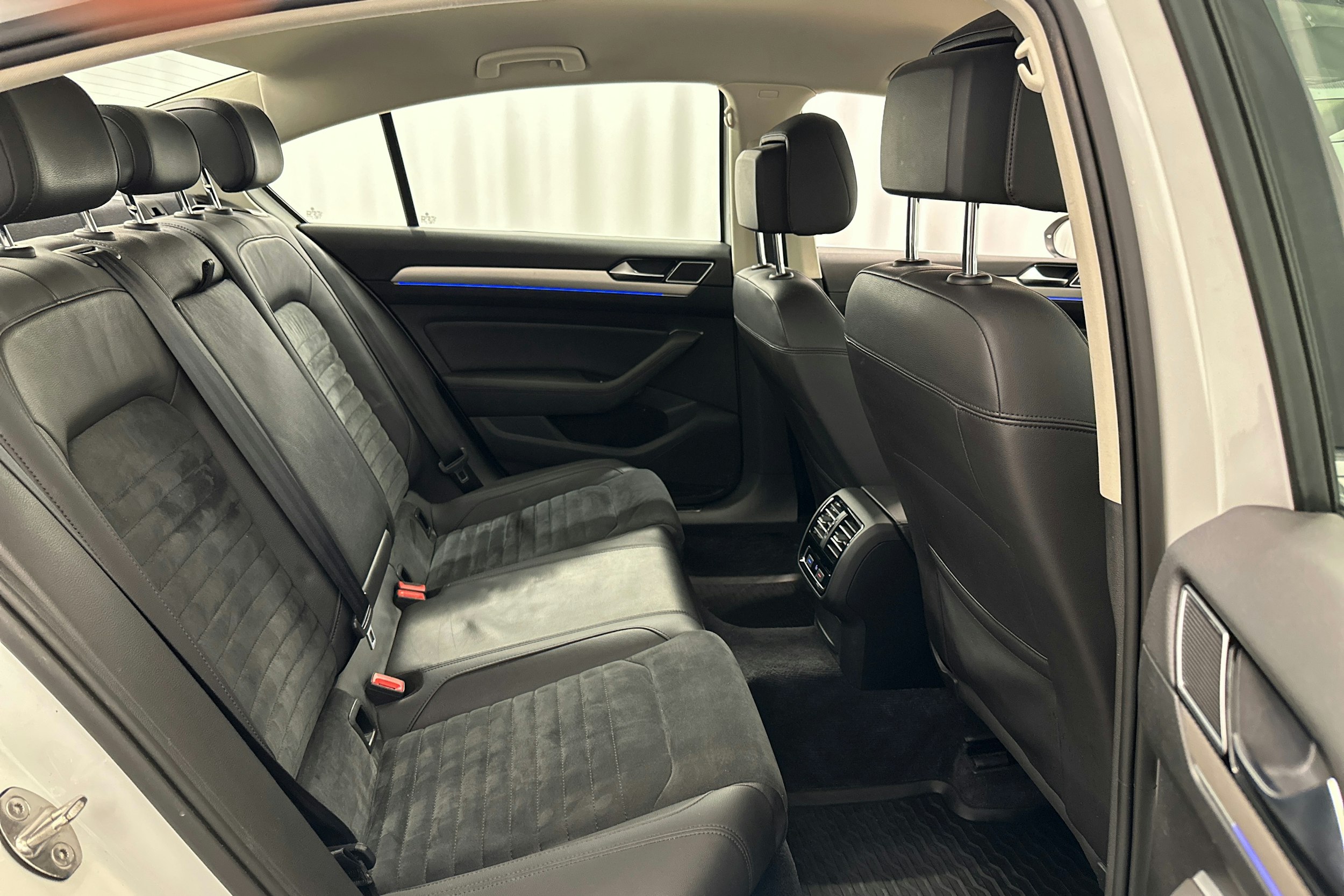 valkoinen Volkswagen Passat 2016 kuva 13.