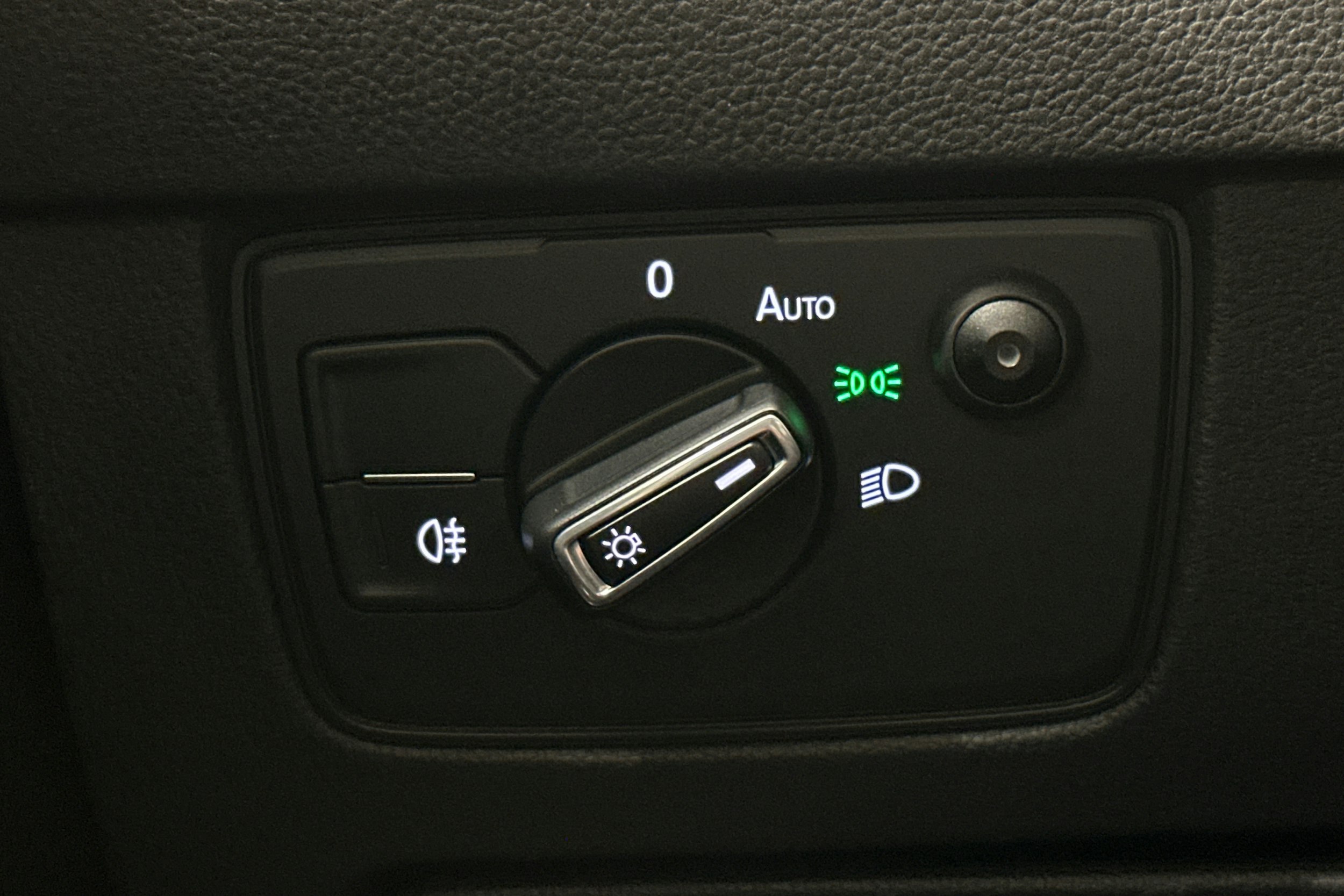 valkoinen Volkswagen Passat 2016 kuva 18.