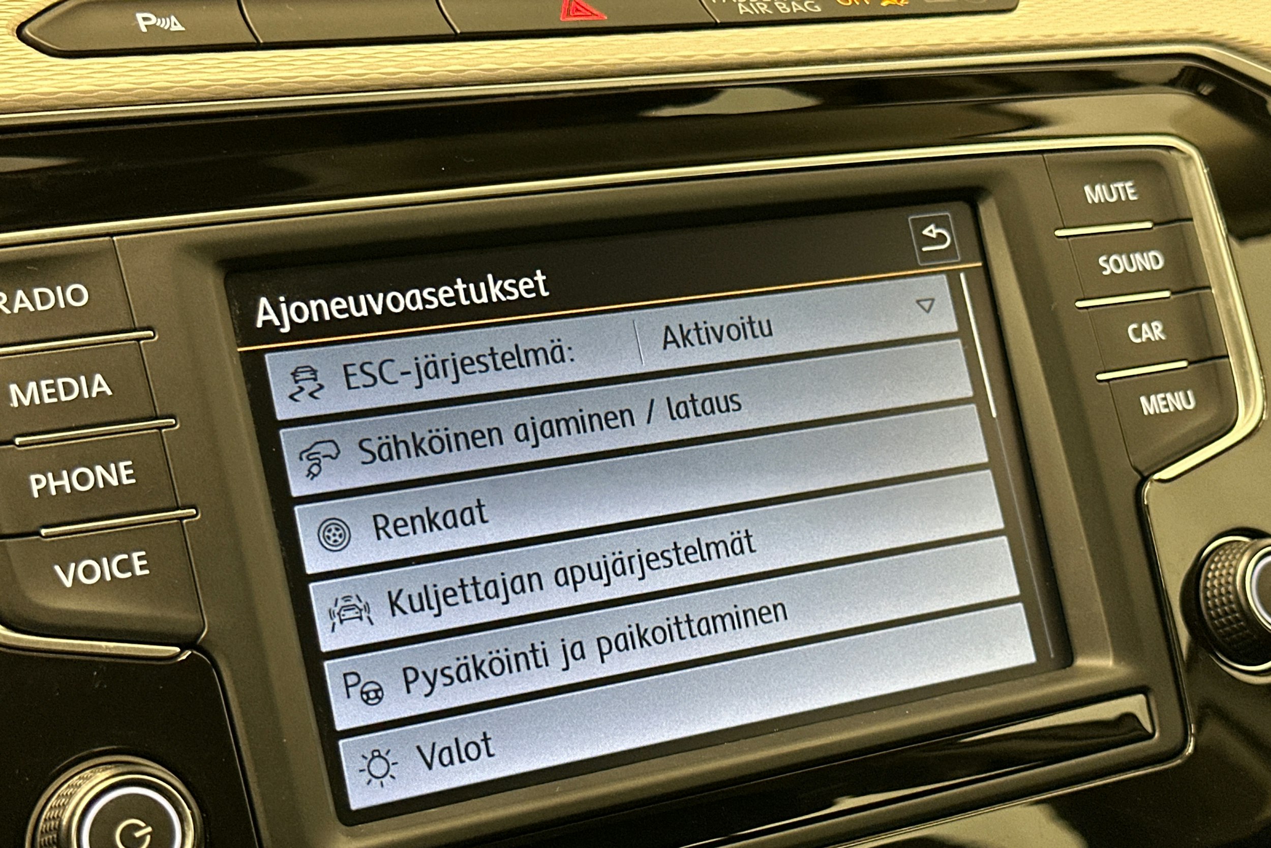 valkoinen Volkswagen Passat 2016 kuva 23.