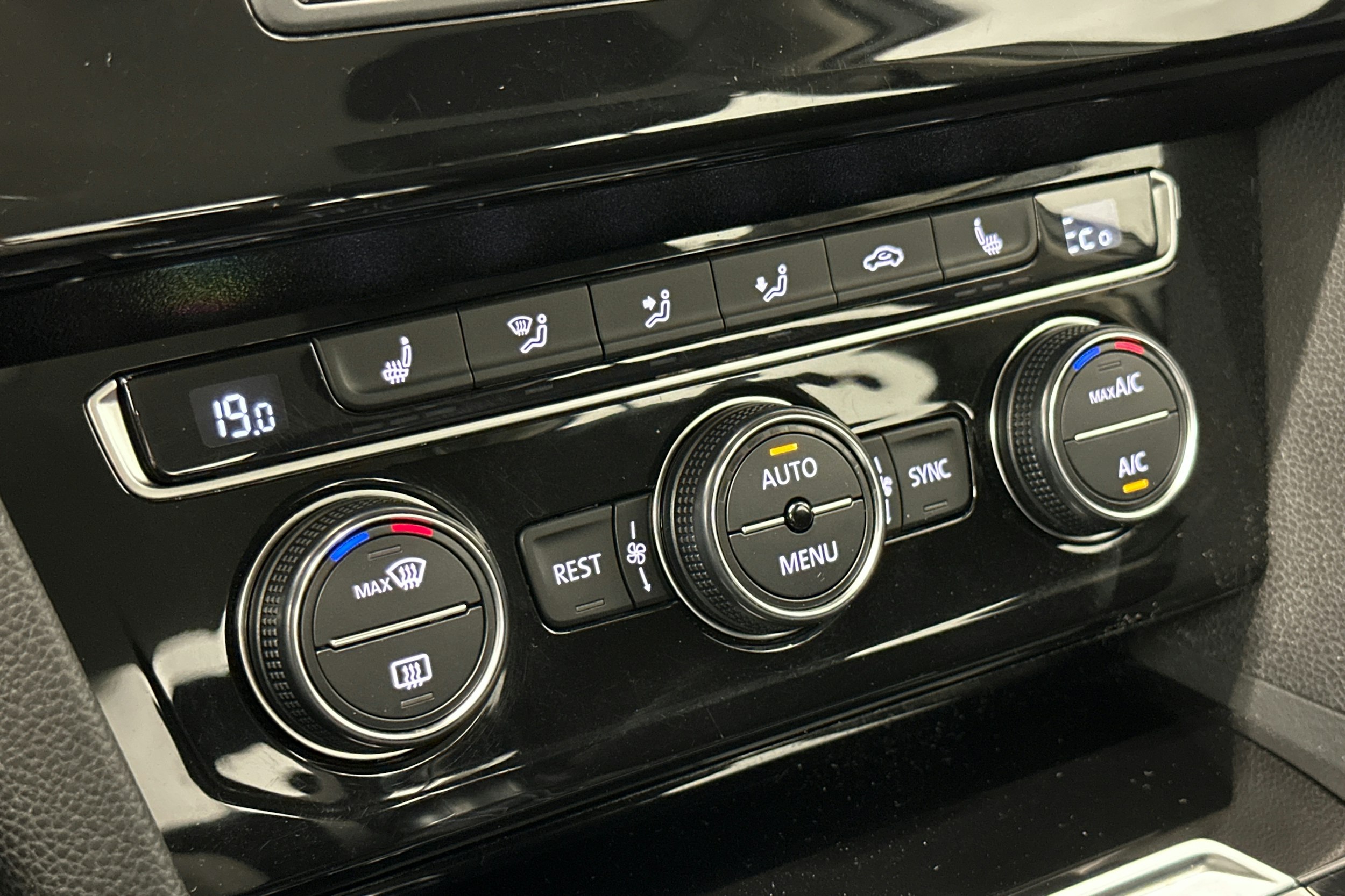 valkoinen Volkswagen Passat 2016 kuva 25.