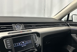 valkoinen Volkswagen Passat 2016 kuva 27.