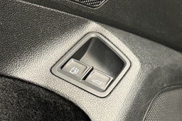 valkoinen Volkswagen Passat 2016 kuva 29.
