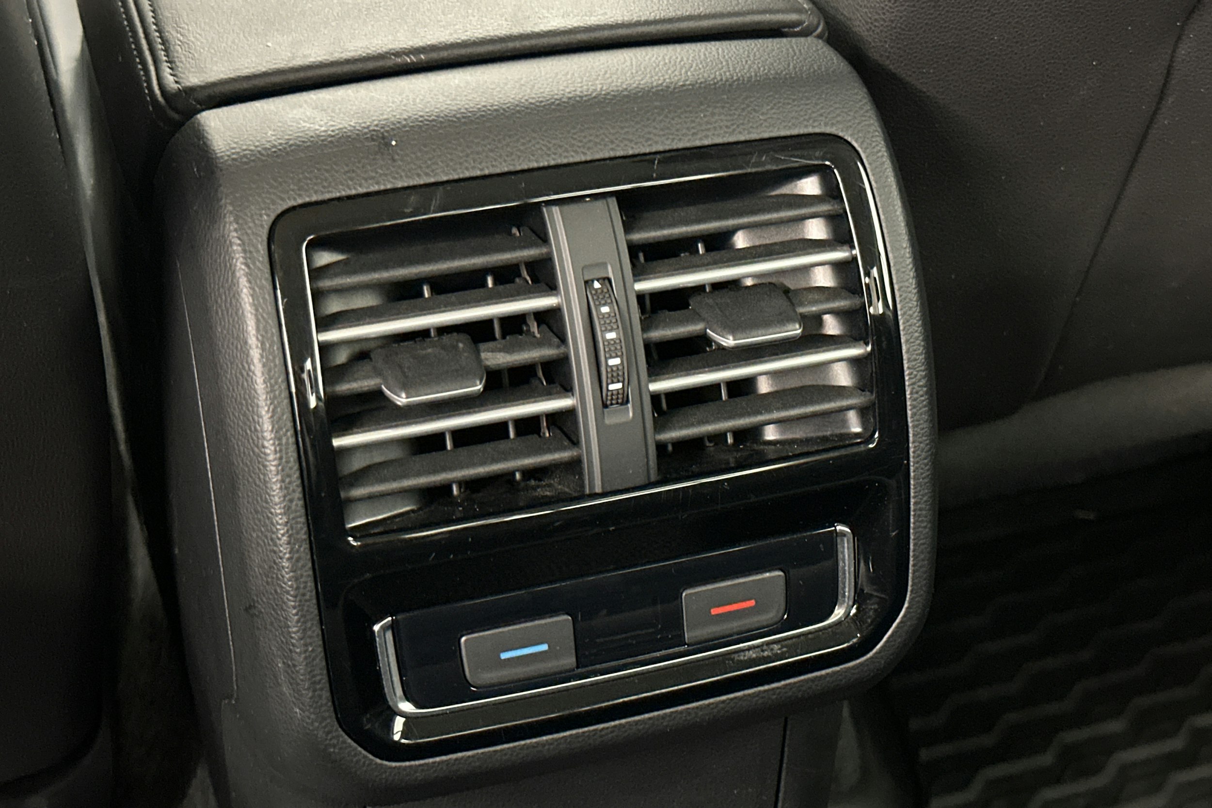 valkoinen Volkswagen Passat 2016 kuva 30.