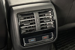 valkoinen Volkswagen Passat 2016 kuva 30.