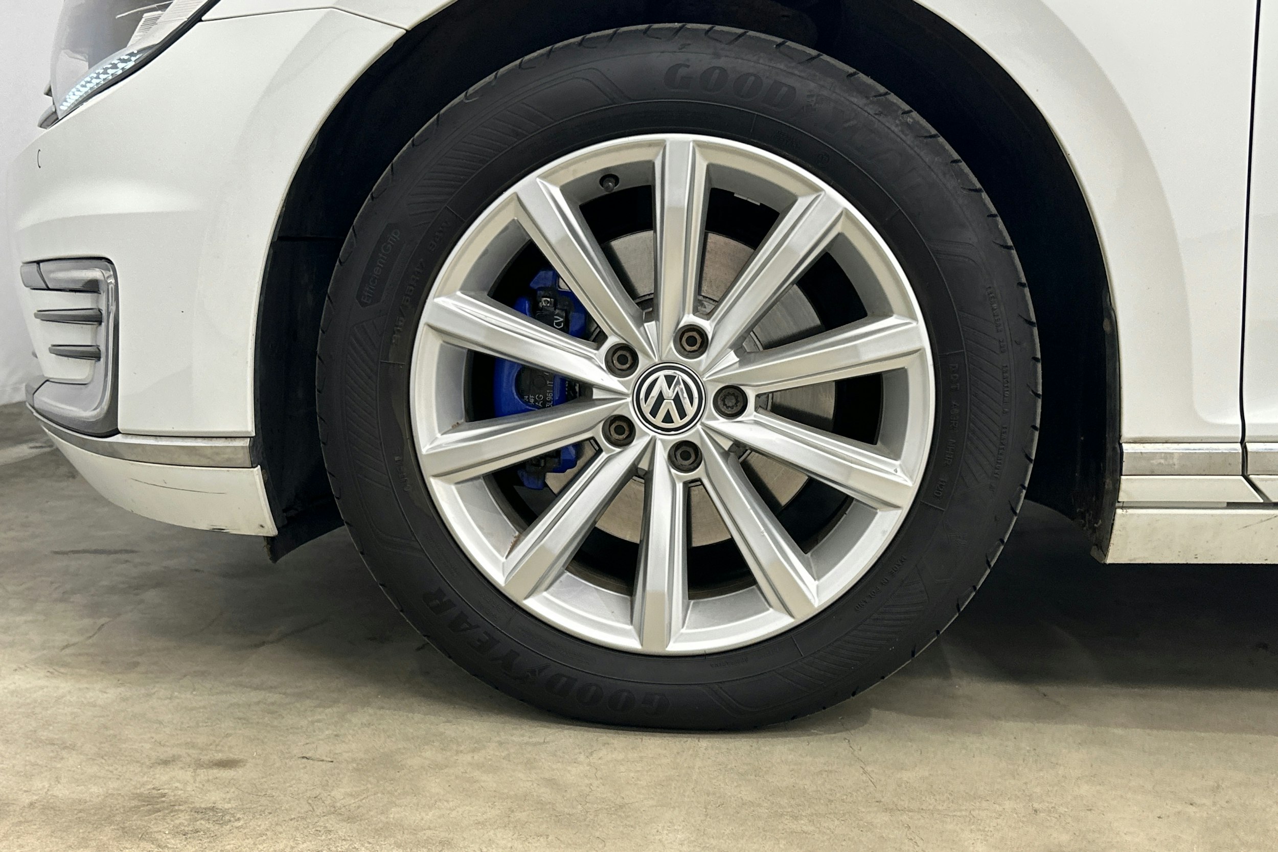 valkoinen Volkswagen Passat 2016 kuva 33.