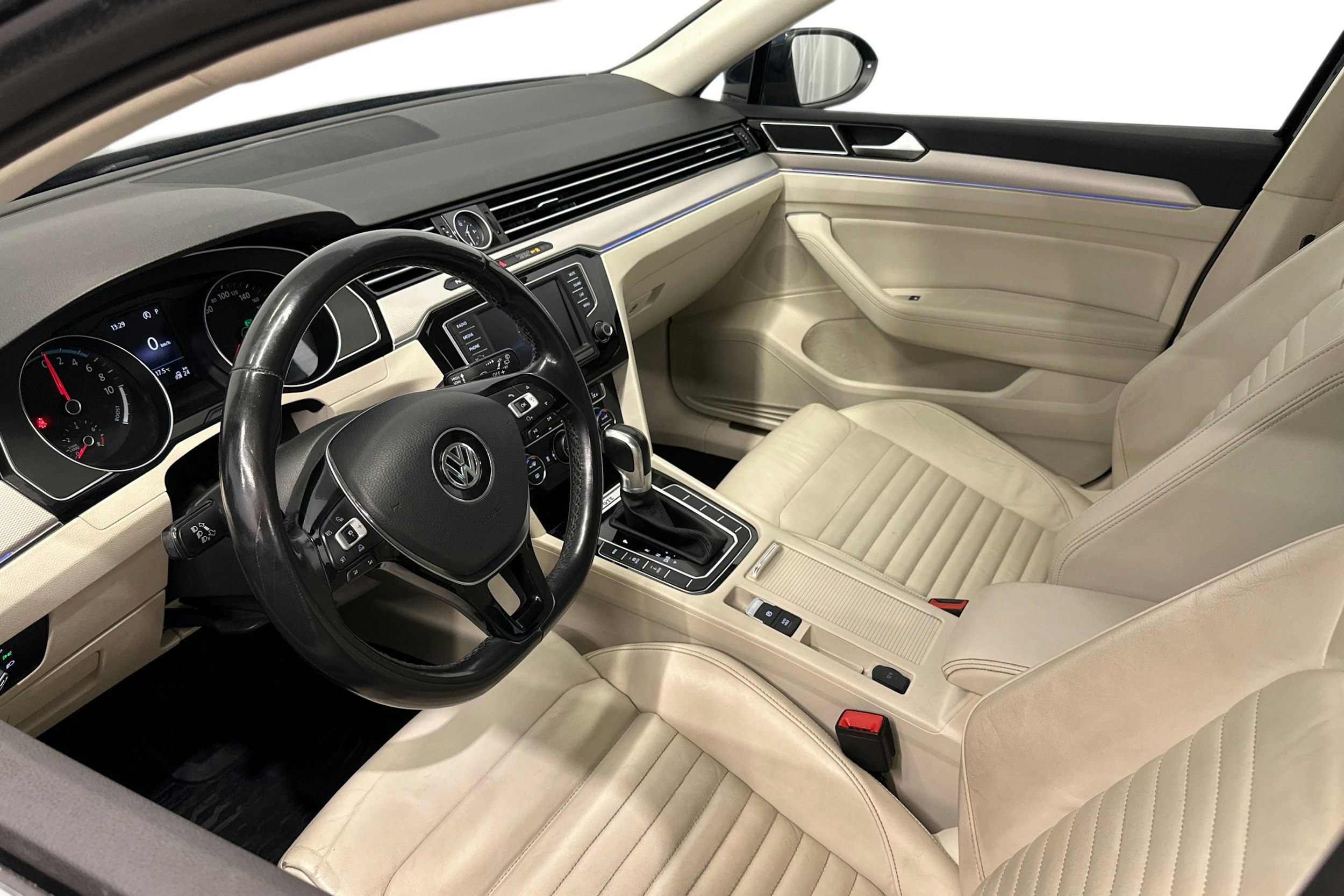 sininen Volkswagen Passat 2016 kuva 6.