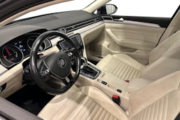 sininen Volkswagen Passat 2016 kuva 6.