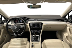 sininen Volkswagen Passat 2016 kuva 7.