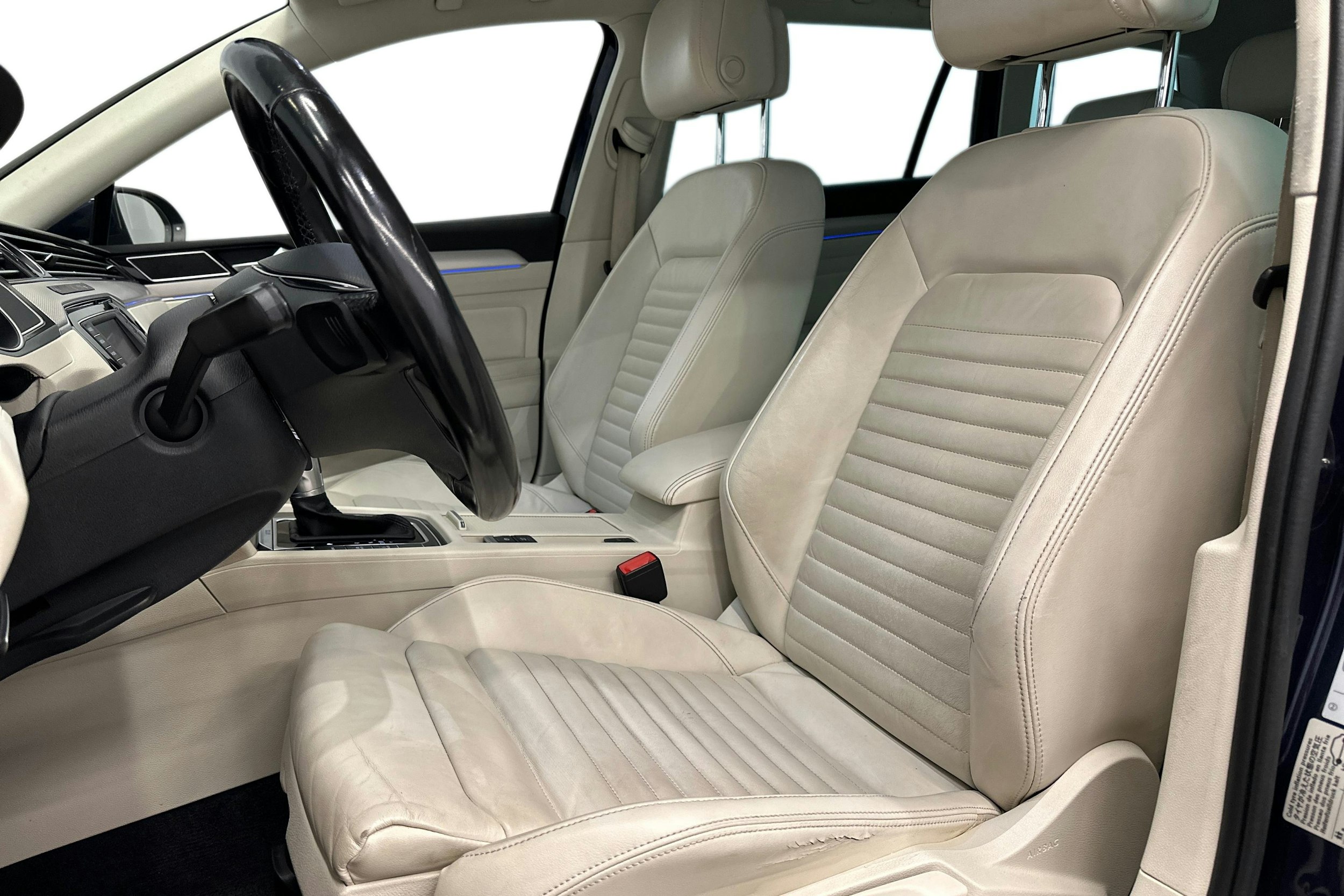 sininen Volkswagen Passat 2016 kuva 8.