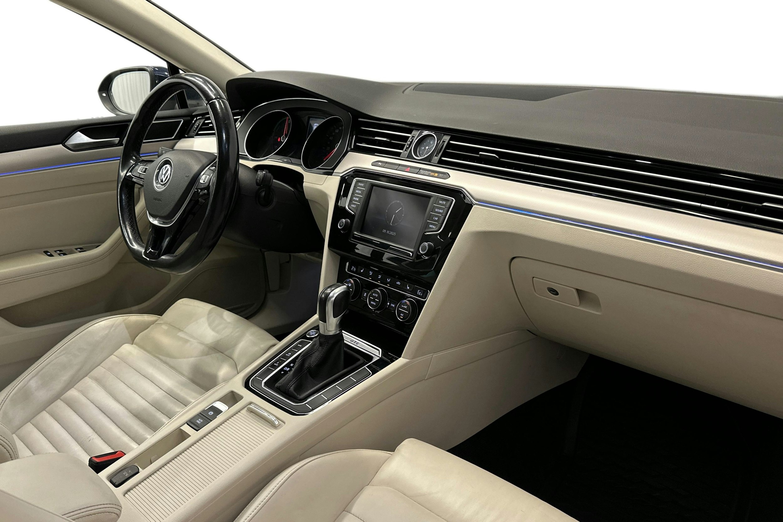 sininen Volkswagen Passat 2016 kuva 9.