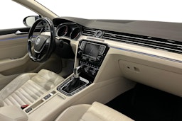 sininen Volkswagen Passat 2016 kuva 9.